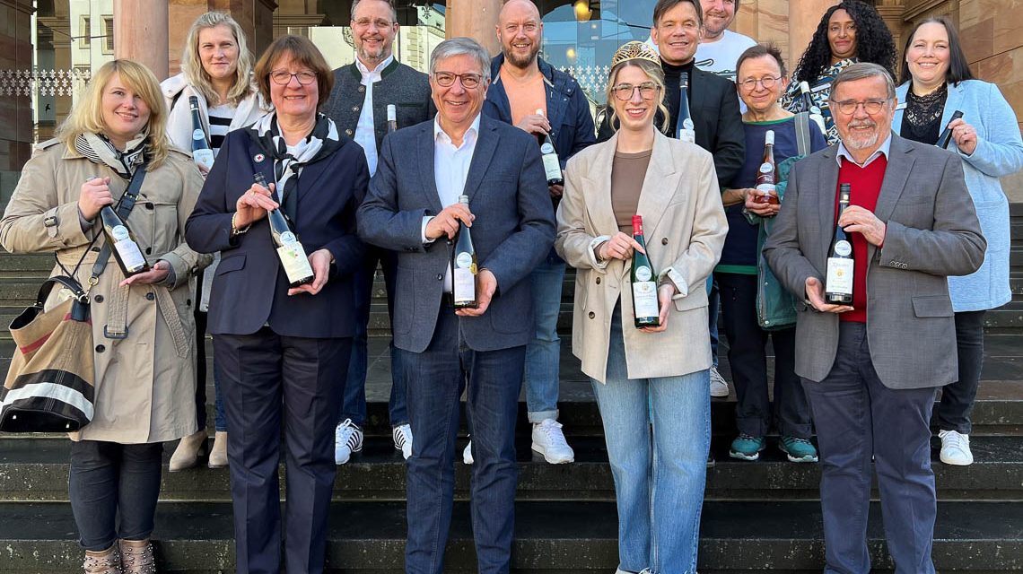 Oberbürgermeister Gert-Uwe Mende (vorne Mitte) mit Vertreterinnen und Vertretern der Pflegeheime sowie Peter Seyffardt, Präsident Rheingauer Weinverband (vorne rechts).