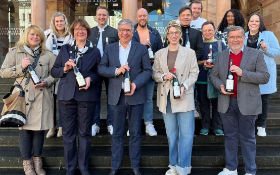 Oberbürgermeister Gert-Uwe Mende (vorne Mitte) mit Vertreterinnen und Vertretern der Pflegeheime sowie Peter Seyffardt, Präsident Rheingauer Weinverband (vorne rechts).