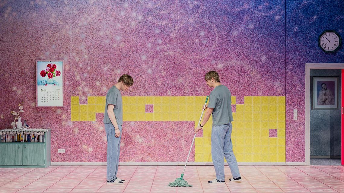 Er putzt in München beim Radikal Jung Festival.