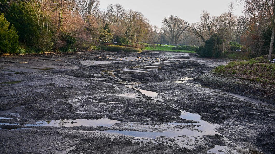 Wiesbaden baut einen Schluckbrunnen, daher ist der Weiher im Kurpark zurzeit trocken.