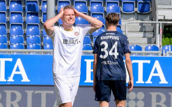 Florian Carstens im Spiel gegen Unterhaching. Die Erkenntnis, ein Innenverteidiger ist nicht wirklich ein Stürmer.