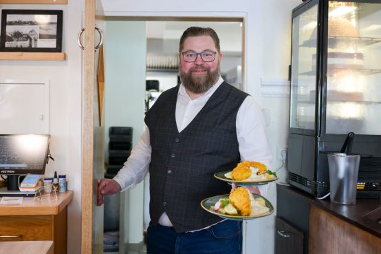 Marc Waidlich serviert Backfisch mit Kartoffelsalat.