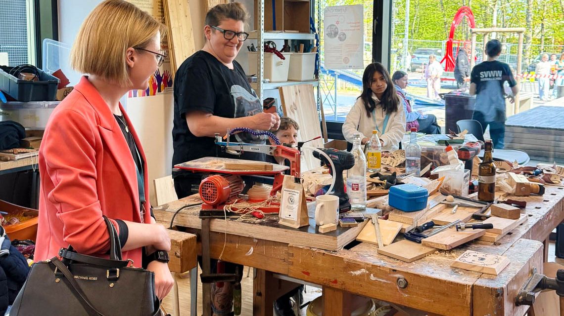 Mini Wiesbaden, Dr. Patricia Becher zu Besuch in der Schreiberei der Stadt.