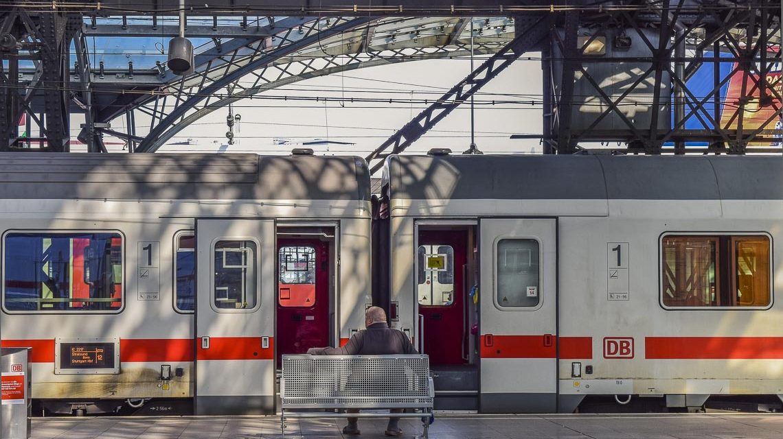 Mit der bahn ins Ausland fahren.