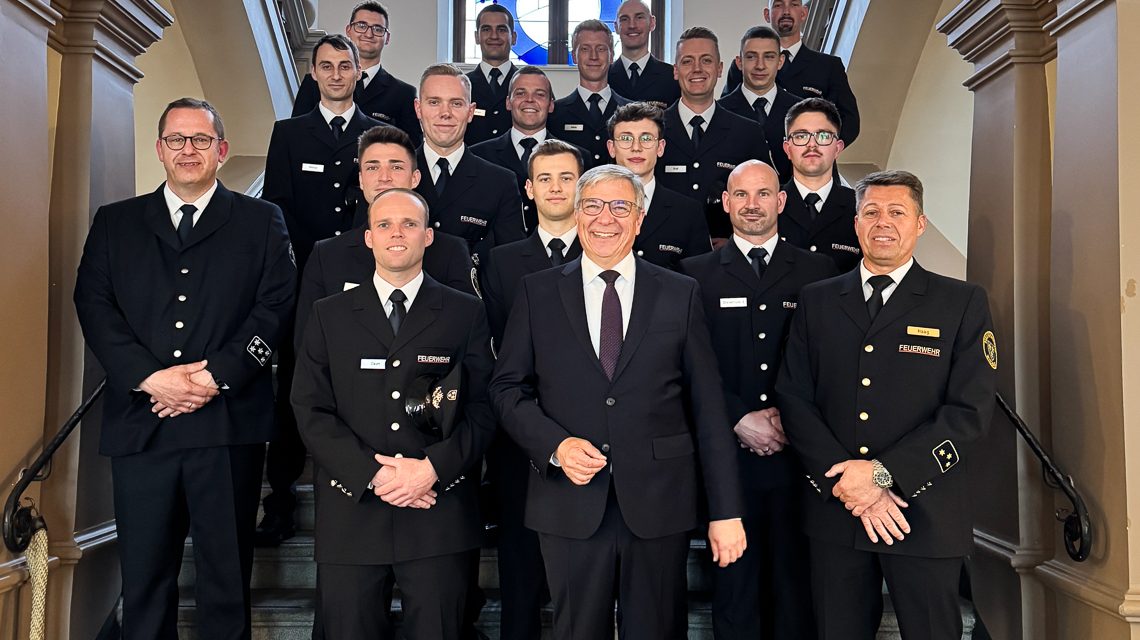 Vereidigung: Wiesbadens Feuerwehr wächst: 16 neue Kräfte haben am 23. April im Rathaus ihren Diensteid geleistet. Oberbürgermeister Mende vereidigt die Brandmeister