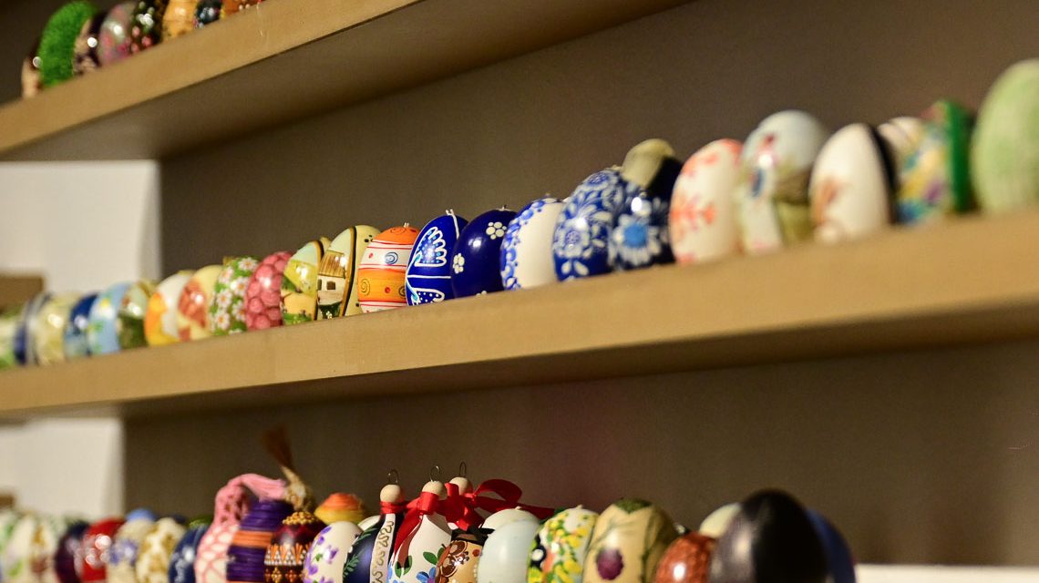 Museum Wiesbaden: Blick in die Austellung mit 1000 Osdtereiern: Oologische Studien, Der Ursprung liegt im Ei.