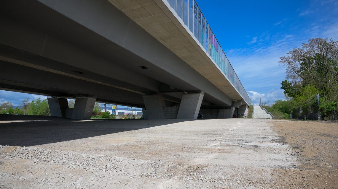 Parkplatz unter der Schiersteiner Brücke.