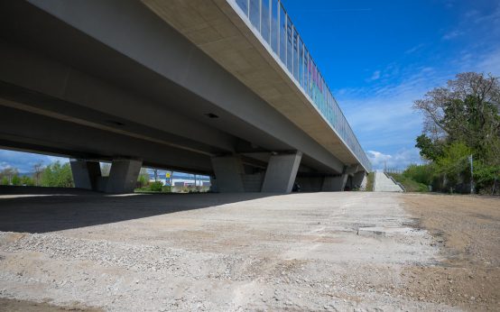 Parkplatz unter der Schiersteiner Brücke.