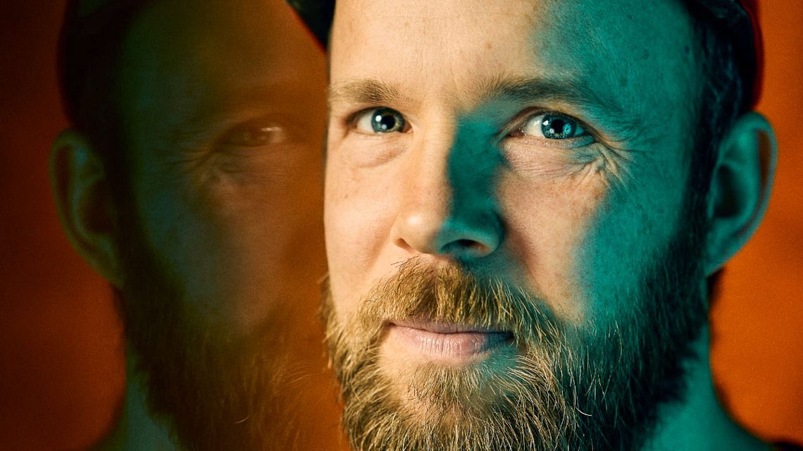 Quichotte entlarvt den Alltag – mit Witz und Wahrheit.