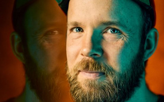 Quichotte entlarvt den Alltag – mit Witz und Wahrheit.