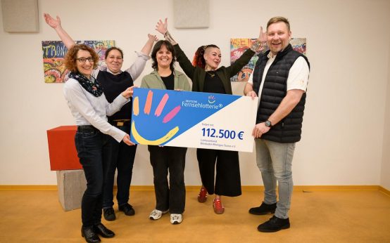 Stephan Schacht von der Fernsehlotterie überbringt einen Scheck in Höhe von 123000 Euro.