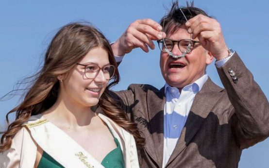 Ministerpräsident Boris Rhein krönt Svea I. zur neuen Hessischen Spargelkönigin.