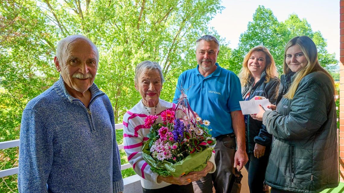 Das Ehepaar Grimm mit Objektbetreuer Cars- ten Schneider, Bewirtschafterin Silke Stern und Regionalleiterin Janine Marx (v.l.n.r.).