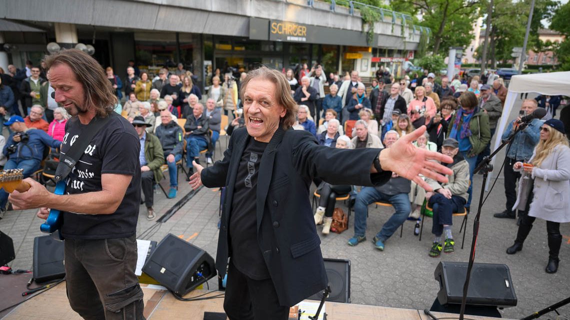 Dragoslav „Stepi“ Stepanovic beim Auftritt von „Johnny Skandal“ im Hof der Galatea-Anlage – spontane Legende trifft auf skandalöse Klänge beim Biebricher Höfefest.