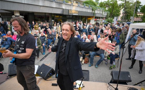 Dragoslav „Stepi“ Stepanovic beim Auftritt von „Johnny Skandal“ im Hof der Galatea-Anlage – spontane Legende trifft auf skandalöse Klänge beim Biebricher Höfefest.