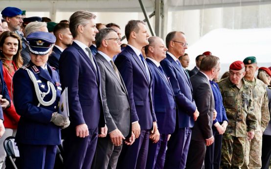 Ministerpräsident Boris Rhein nimmt zusammen mit Bundeskanzler Friedrich Merz und Verteidigungsminister Boris Pistorius an der Aufstellung der neuen Panzerbrigade 45 in Litauen teil.