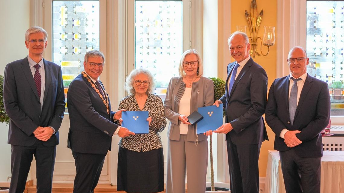 Prof. Dr. Elisabeth Märker-Hermann (links) und Prof. Betty A. Diamond (rechts) bei der feierlichen Verleihung des Carol-Nachman-Preises 2025 im Großen Festsaal des Wiesbadener Rathauses – zwei herausragende Frauen der modernen Rheumatologie, geehrt für wissenschaftliche Brillanz und gesellschaftliches Engagement