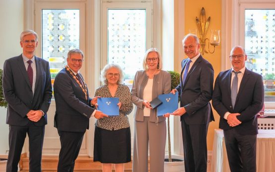 Prof. Dr. Elisabeth Märker-Hermann (links) und Prof. Betty A. Diamond (rechts) bei der feierlichen Verleihung des Carol-Nachman-Preises 2025 im Großen Festsaal des Wiesbadener Rathauses – zwei herausragende Frauen der modernen Rheumatologie, geehrt für wissenschaftliche Brillanz und gesellschaftliches Engagement