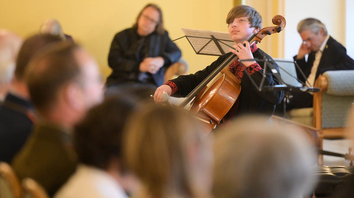 D. Semenyuk spiel Heimweh für Violoncello.