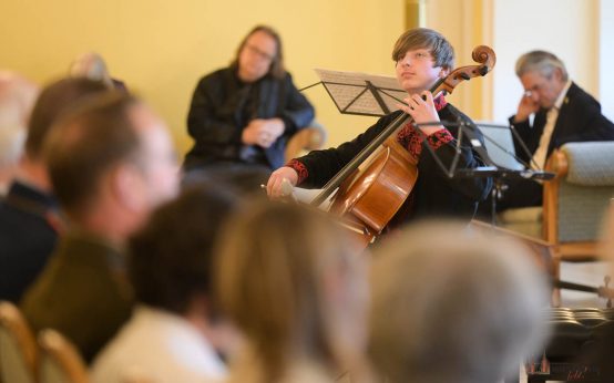 D. Semenyuk spiel Heimweh für Violoncello.