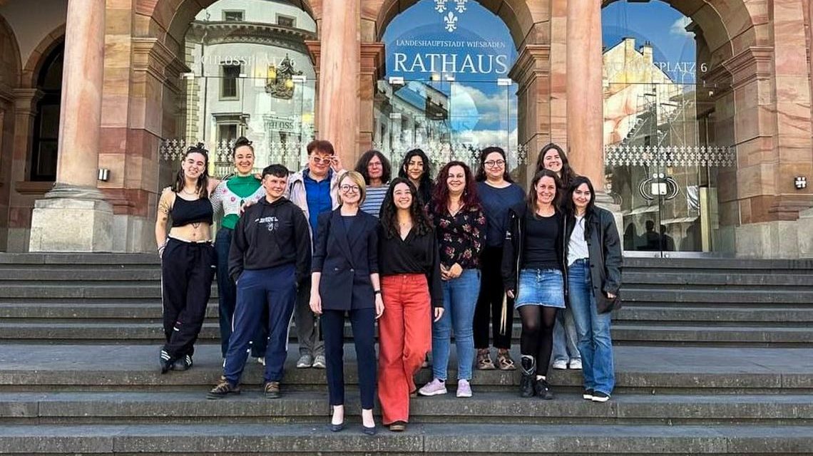 Jugendbegegnung auf der Rathaustreppe.