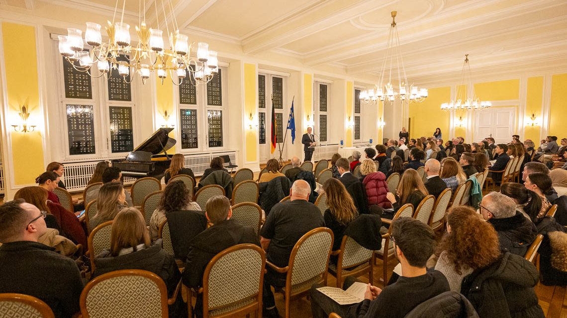 Gut besuchter Festsaal im Rathaus Wiesbaden, Symbolfoto.