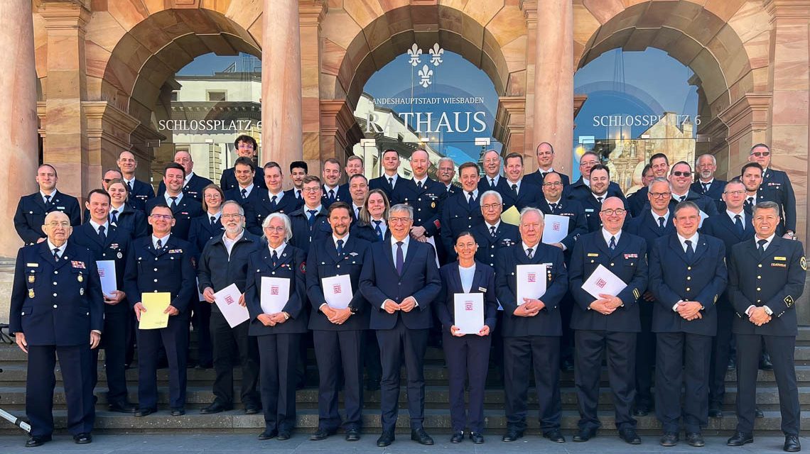 Oberbürgermeister Gert-Uwe Mende hat am Samstag, 10. Mai, im Rathaus langjährigen Angehörigen der Freiwilligen Feuerwehr Jubiläumsurkunden mit Anerkennungsprämien überreicht und Wehrführer sowie stellvertretende Wehrführer vereidigt.