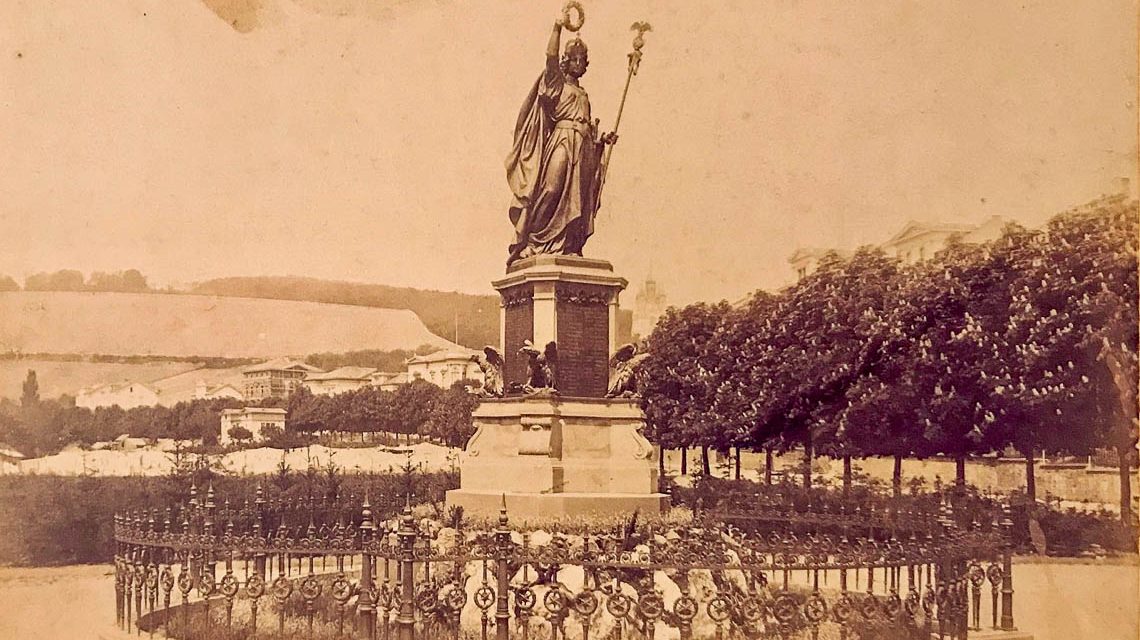 Das 1873 errichtete und 1904 abgerissene Germaniadenkmal von Hermann Schies am Eingang zum Nerotal in Wiesbaden, historische Fotografie um 1890, Privatsammlung Wiesbaden