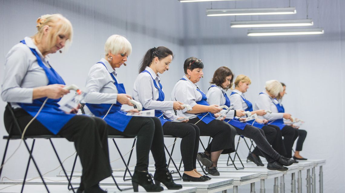 Wie die Hühner auf der Strange, Kassiererinnen im Supermarkt.