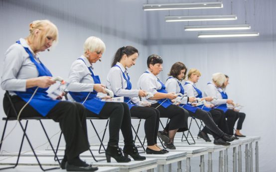 Wie die Hühner auf der Strange, Kassiererinnen im Supermarkt.