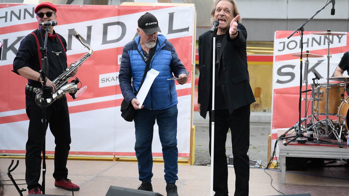 Johnny Skandal an der Galatea Anklage beim Biebricher Höfefest.
