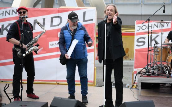 Johnny Skandal an der Galatea Anklage beim Biebricher Höfefest.
