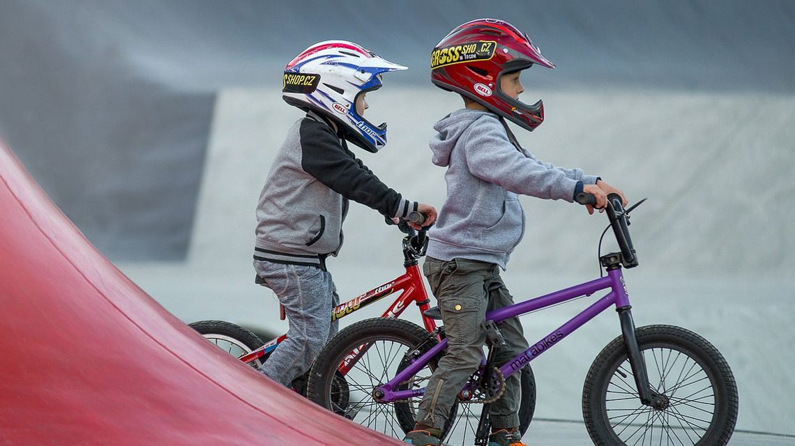 Jugendliche mit dem BMX Rad unterwegs: Europastaatssekretärin empfängt Preisträger des Jugendpreises 2025