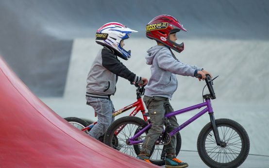 Jugendliche mit dem BMX Rad unterwegs: Europastaatssekretärin empfängt Preisträger des Jugendpreises 2025