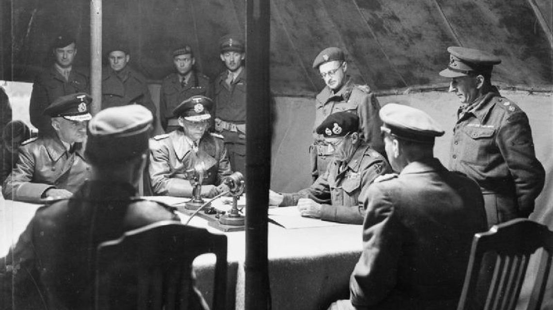 Generaladmiral von Friedeburg und Feldmarschall Bernard Montgomery am 4. Mai 1945 bei der Unterzeichnung der Kapitulationserklärung.