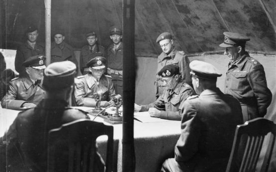 Generaladmiral von Friedeburg und Feldmarschall Bernard Montgomery am 4. Mai 1945 bei der Unterzeichnung der Kapitulationserklärung.