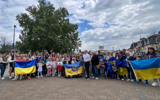 Mahnung gegen das Vergessen: Eltville versammelt sich zur 51. Mahnwache für die Ukraine