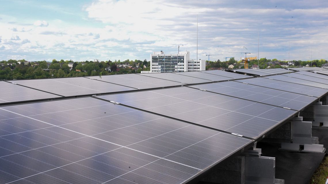 Präzision in Serie: EnerTech montierte fast 1200 Solarmodule auf dem Dach der SOKA-BAU in nur sechs Monaten.