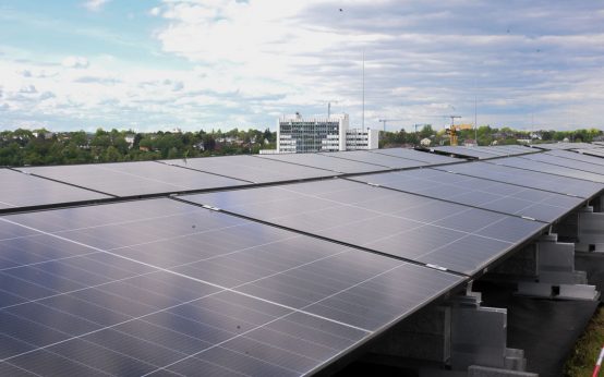 Präzision in Serie: EnerTech montierte fast 1200 Solarmodule auf dem Dach der SOKA-BAU in nur sechs Monaten.