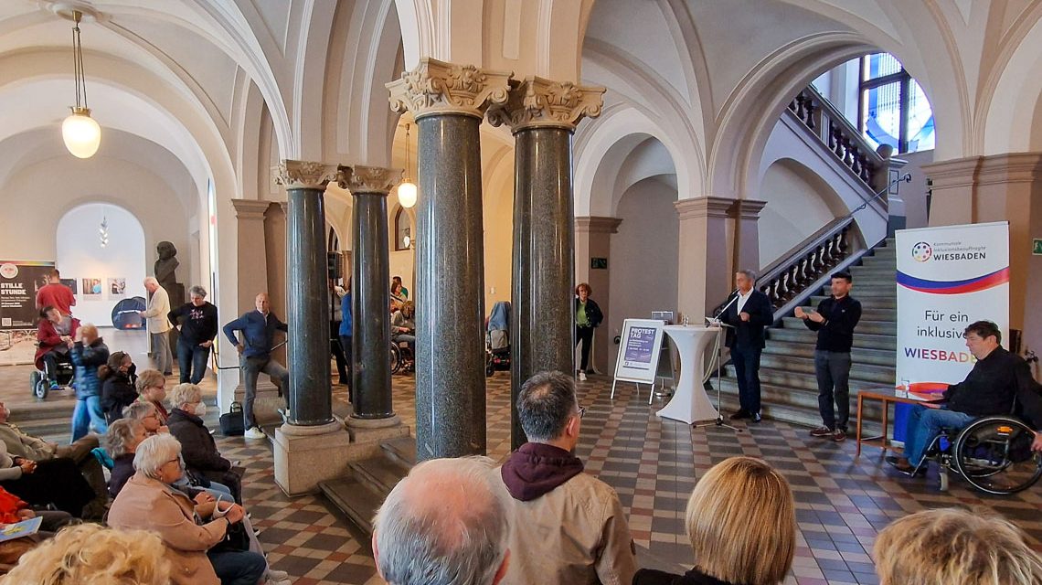 Beim Europäischen Protesttag versammelten sich Engagierte, Organisationen und Bürgerinnen auf dem Schlossplatz, um gemeinsam für mehr Inklusion und weniger Barrieren in Wiesbaden einzutreten.