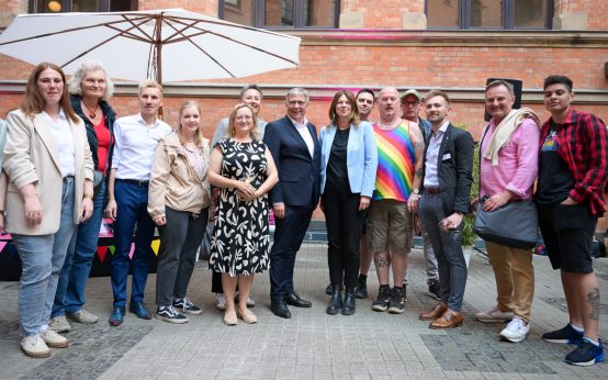 Regenbogenempfang im Innenhof vom neuen Rathaus Wiesbaden