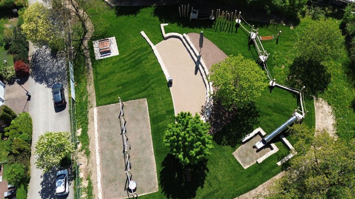Ein Ort für alle Generationen: Kinder erobern die grüne Arena im neugestalteten Spielplatz „In den langen Ruten“ – mit neuen Spielangeboten und viel Platz zum Verweilen.