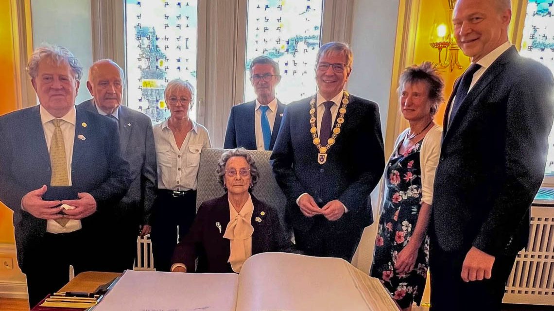 Verleihung der Bürgermedaille in Gold (v.l.n.r.): Stadtverordnetenvorsteher Dr. Gerhard Obermayr, André Doireau, Nicole Doireau, Oberbürgermeister Gert-Uwe Mende.