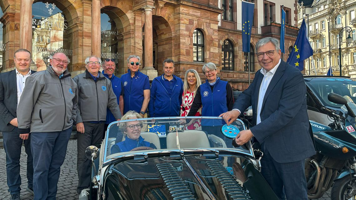 Mit einer motorisierten Sternfahrt nach Klagenfurt und Zagreb wirbt der Verein „Wheels for Europe“ erneut für ein geeintes Europa. Oberbürgermeister Gert-Uwe Mende gab am Montag den Startschuss für das symbolische Zeichen grenzüberschreitender Freundschaft und Verständigung.