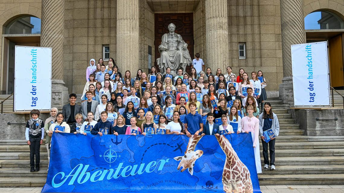 Tag der Handschrift, 100 Schüler vor dem Landesmuseum in Wiesbaden.