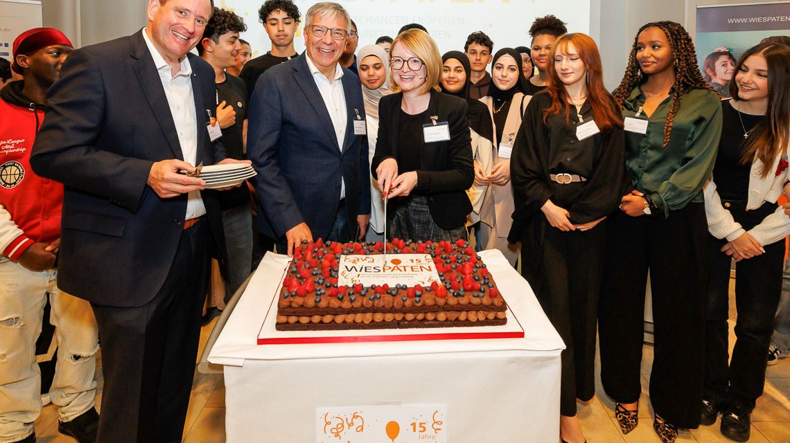 Starkes Netzwerk, starke Wirkung: Gäste aus Wirtschaft, Politik und Bildung feiern 15 Jahre WiesPaten in der IHK Wiesbaden – mit Jugendlichen, Paten und viel gemeinsamer Geschichte. ©2026 LH Wiesbaden