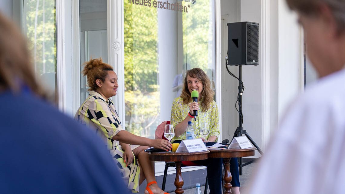 Rebecca Ajnwohner und Carolin Hochleichter stellen das Programm der Wiesbaden Biennale 2025 vor.