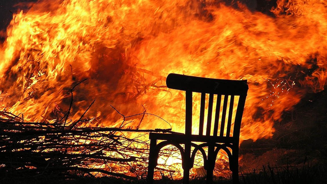 Kettenbruch & Gurdulic: Brennender Sperrmüll, Symbolfoto. Stuhl steht im Vordergrund von Flammen.