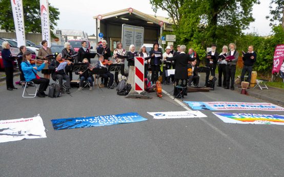 Das Ensemble Lebenslaute BaWü konzertierte vor der Zufahrt zur künftigen Kommandozentrale der Multi-Domain-Task-Force.