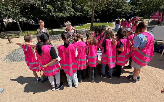 Kinder der Kita Sternenzelt diskutieren mit Planerinnen über die Zukunft des Wallufer Platzes – und entdecken ihre eigenen Ideen in den Entwürfen.